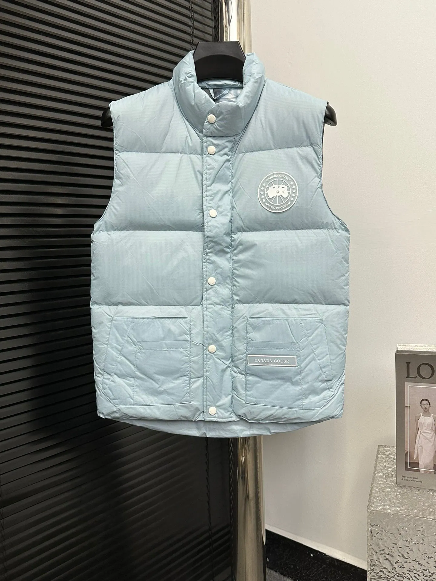 P480 [Canadagoose] Canada Goose White Label Glacier Down Vest Canada Goose's new "Northern Lights Series" down vest Canada Goose's new "Northern Lights" Northern Lights White Label down vest is now available! The light and layered colors give people the feeling of being trapped in the mist around icebergs and glaciers. It can be said to be very dreamy! Original YKK zipper, Size:XS-XXL